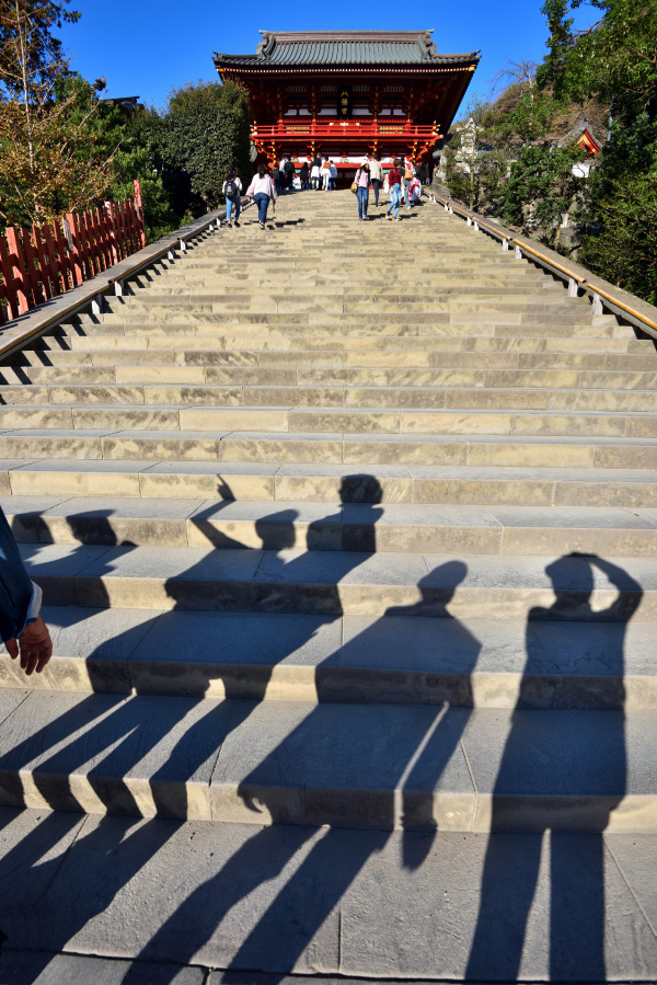 鶴岡八幡宮石段に写る参拝者のシルエット