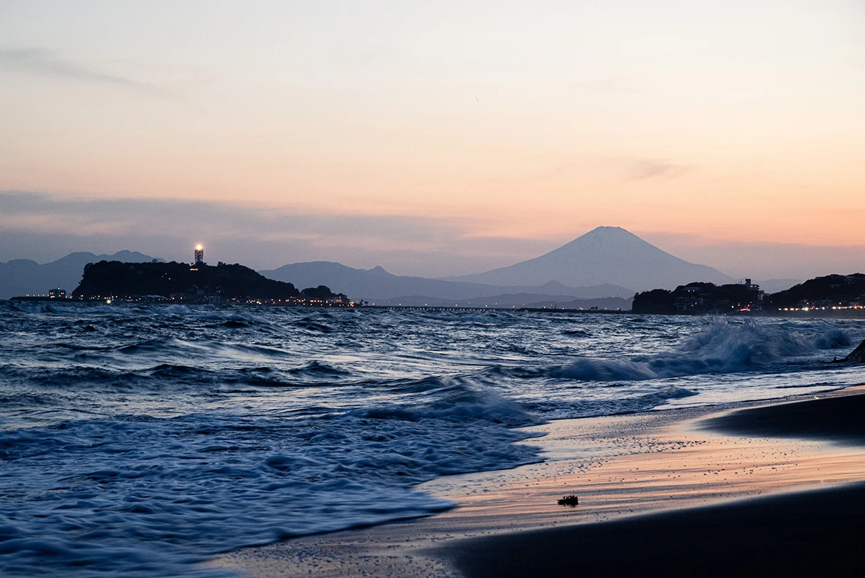 夕暮れの江の島と富士山