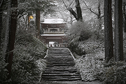 浄智寺の雪の三門
