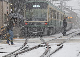 雪舞う停車駅