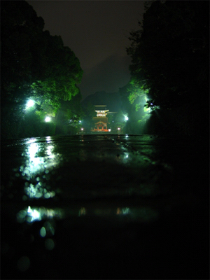 大雨の八幡様