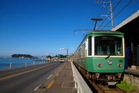 江ノ電と江ノ島（鎌倉高校前駅）